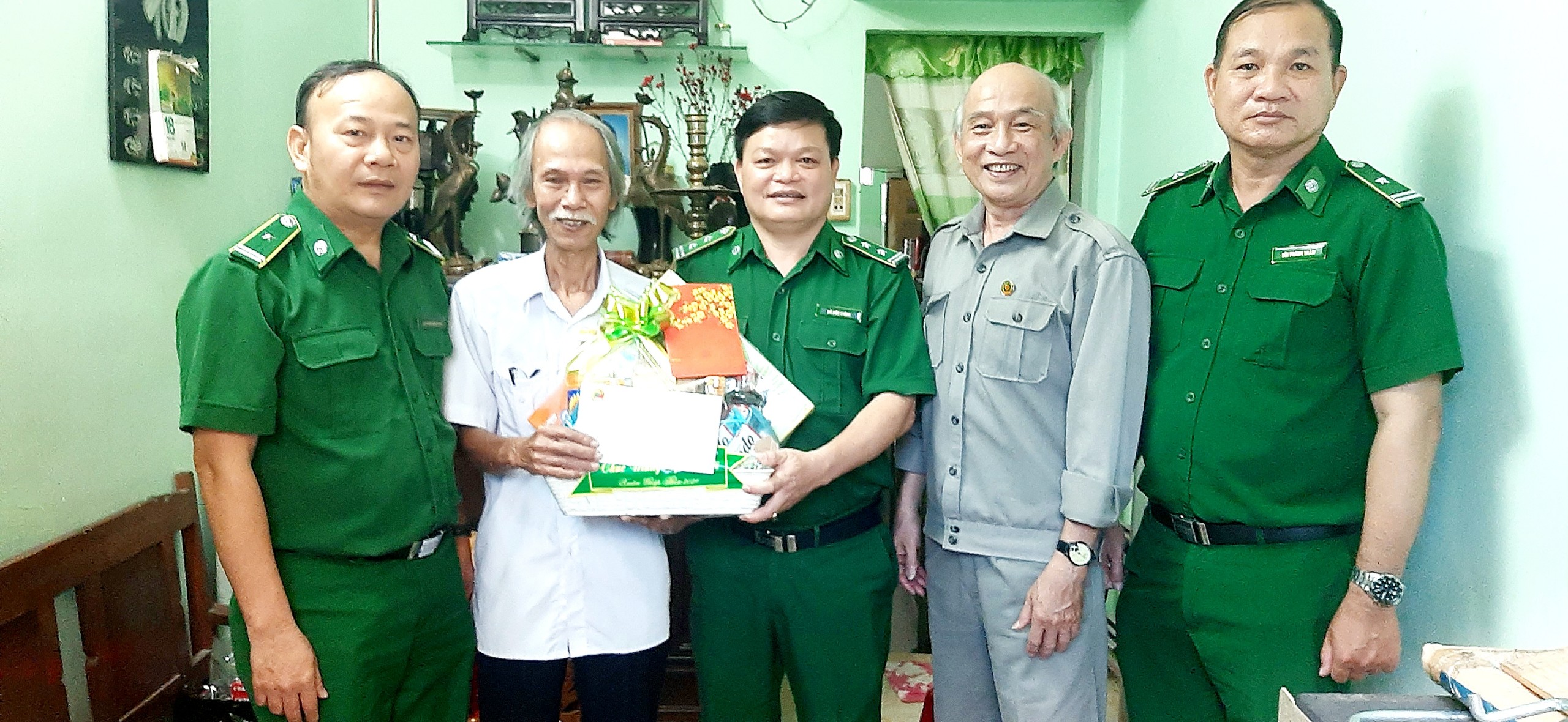 TẾT GIÁP THÌN 2024, LỰC LƯƠNG TNXP ĐẾN THĂM CÁC GIA ĐÌNH CHÍNH SÁCH