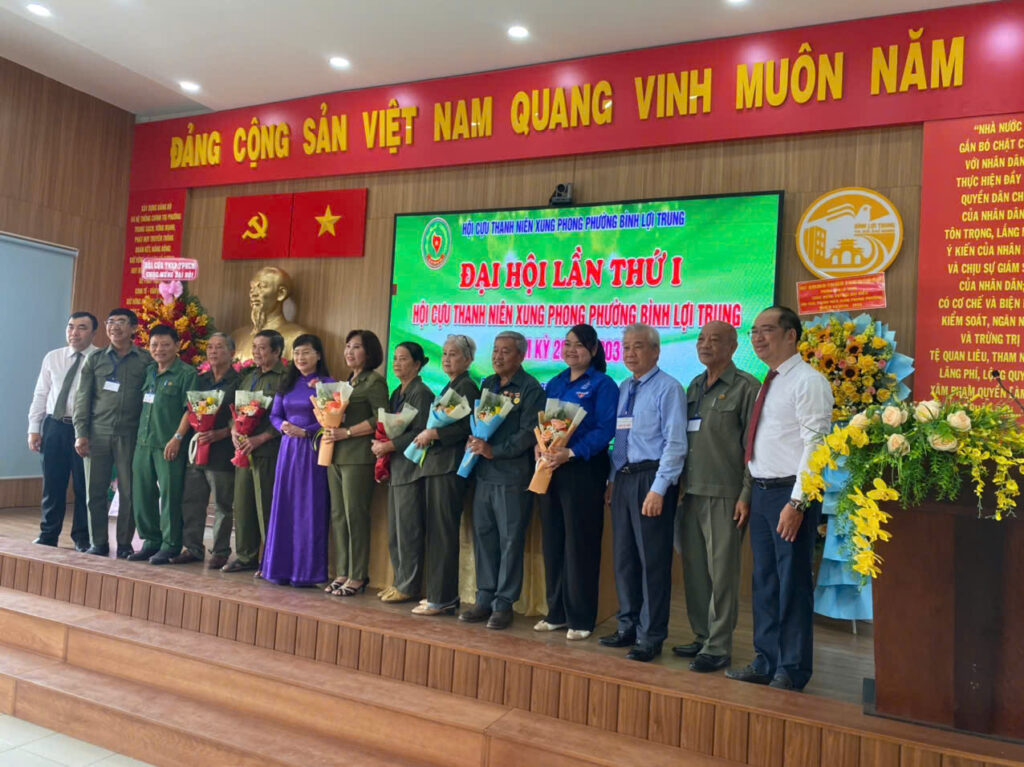 Các Lãnh đạo chụp ảnh cùng BCH