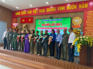 Các Lãnh đạo chụp ảnh cùng BCH