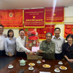 NHẬN QUÀ tẾT của TP 1