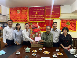 NHẬN QUÀ tẾT của TP 1