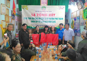 Phú Thạnh trao quà Tết cho 4 Chi hội và Đoàn