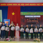 A Cường C Hương trao quà