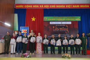 A Cường C Hương trao quà