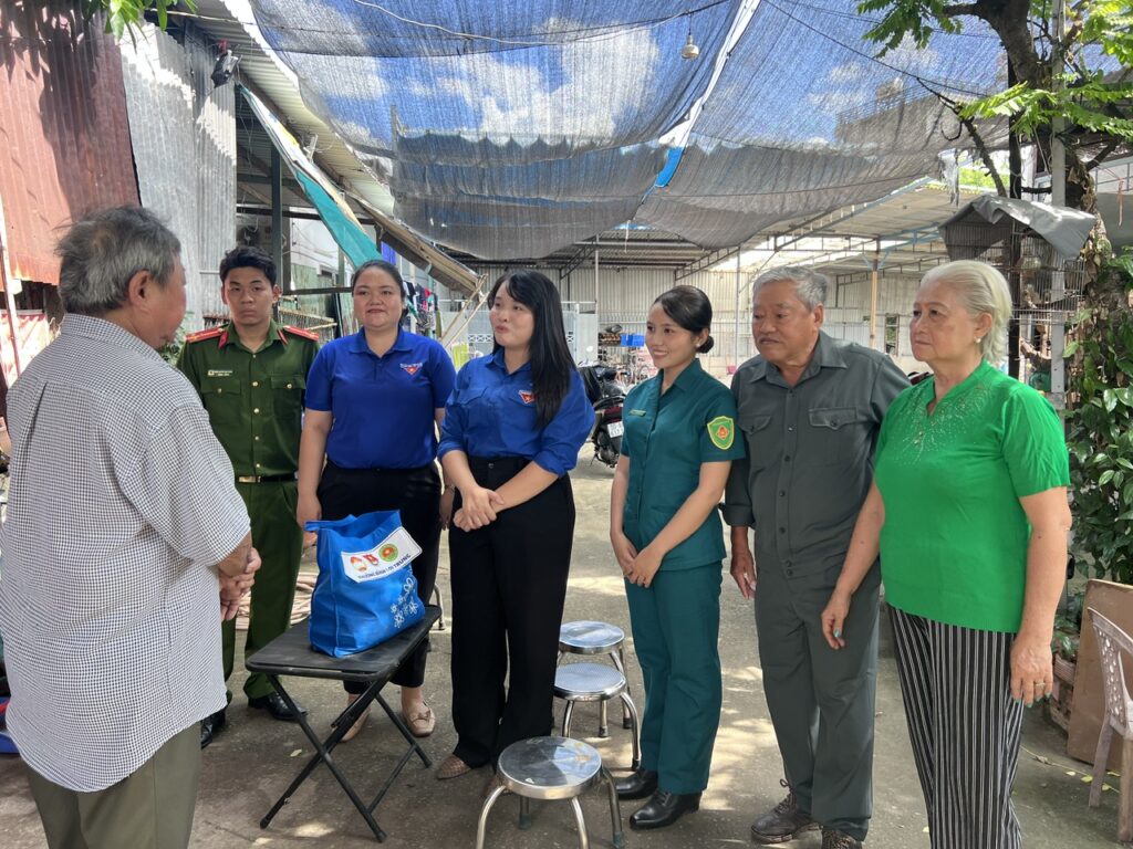 Đoàn phường tặng quà 1