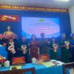 Tặng hoa BCH