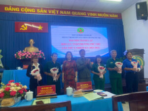 Tặng hoa BCH