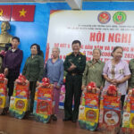 Ảnh 12 Tặng quà