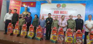 Ảnh 12 Tặng quà
