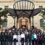 Đại biệu chụp ảnh với Bác Tô