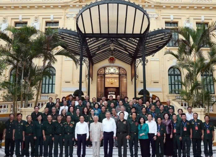 Đại biệu chụp ảnh với Bác Tô