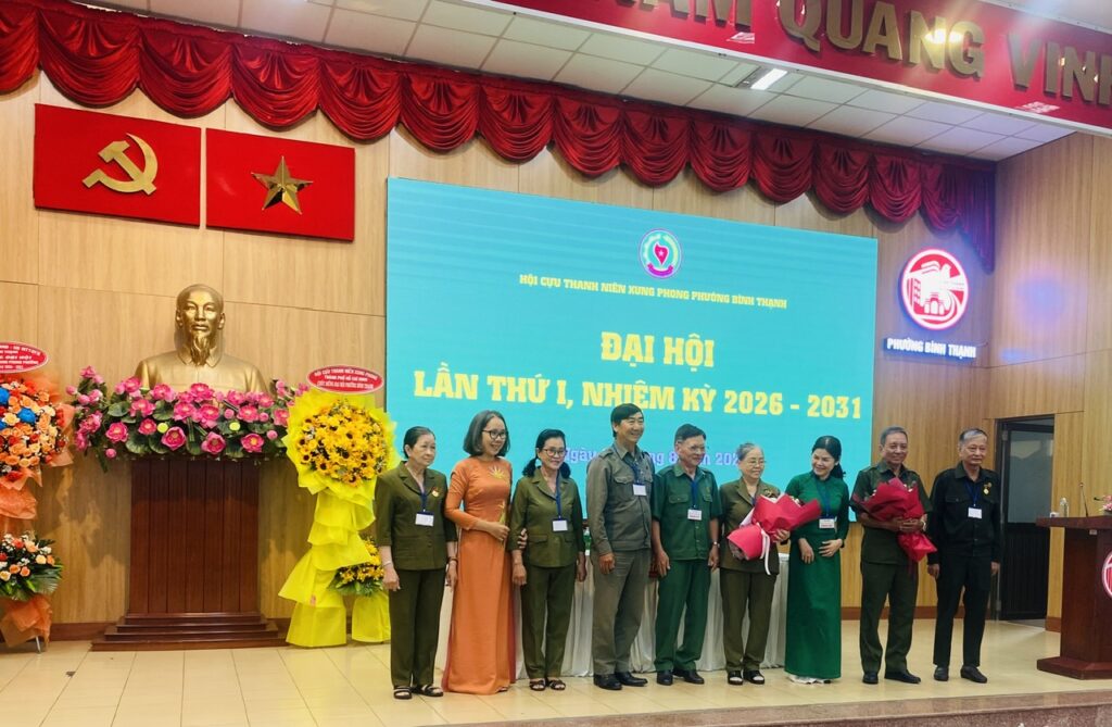 LĐ phường và Thành hội tặng hoa chúc mừng BCH