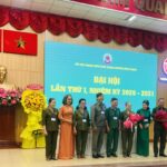 LĐ phường và Thành hội tặng hoa chúc mừng BCH