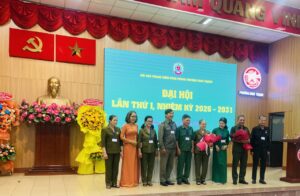 LĐ phường và Thành hội tặng hoa chúc mừng BCH
