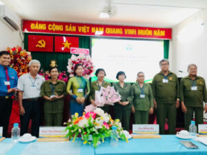 Tặng hoa BCH
