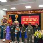Tặng hoa BCH ra mắt
