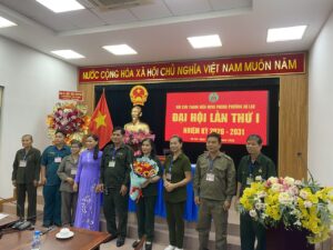 Tặng hoa BCH ra mắt