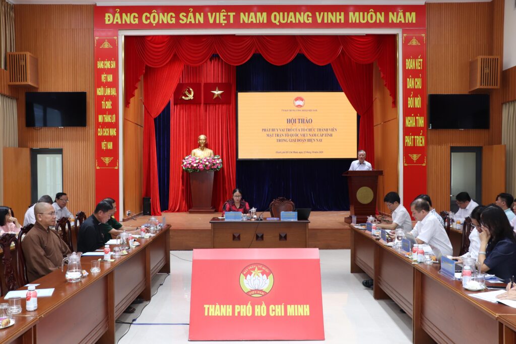 Toàn cảnh từ dưới